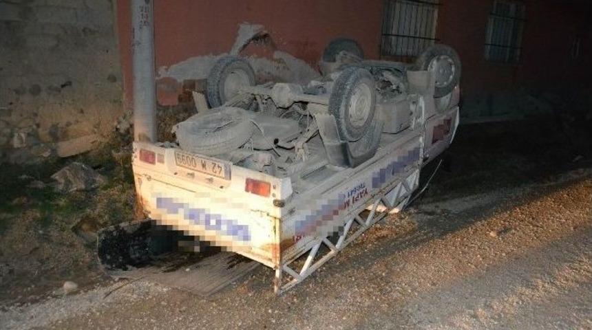 Pikap Evin Duvarına &Ccedil;arptı: 1 Yaralı