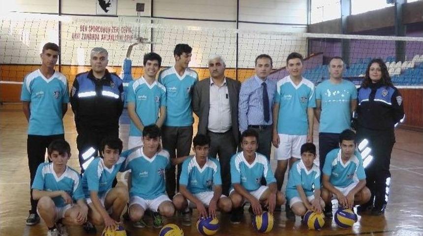 Sevgi Evlerindeki &Ccedil;ocuklara Sporu Sevdiriyorlar