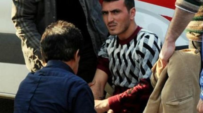 Kızların Kavgasını Ayırmaya &Ccedil;alışırken Bı&ccedil;aklandı