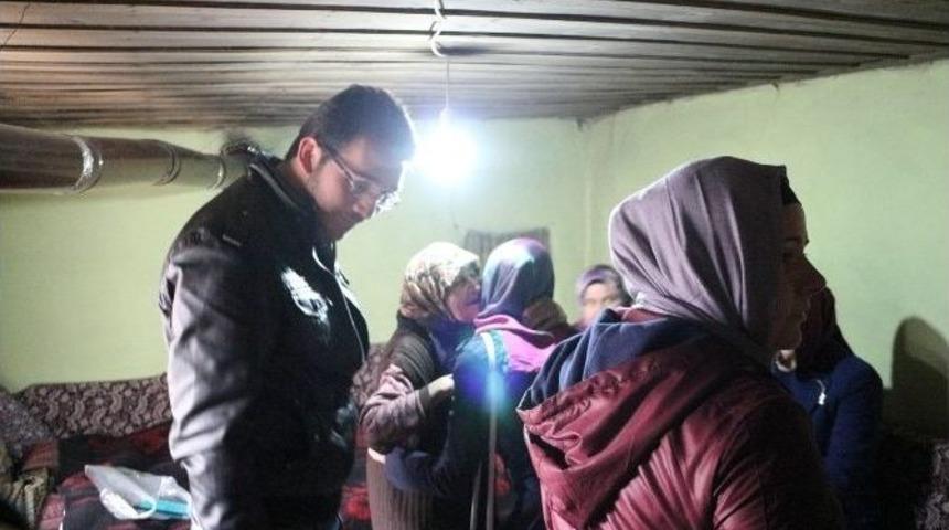 Ak Partili Kadın Ve Gen&ccedil;ler Yaşlıları Evlerinde Ziyaret Etti