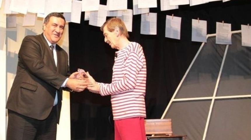 "ferhangi Şeyler" Oyunu Kartallı Tiyatroseverlerle Buluştu