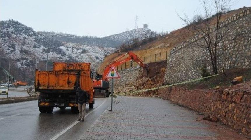 Tunceli’de Hastaneye Giden Yolun Duvarı Çöktü