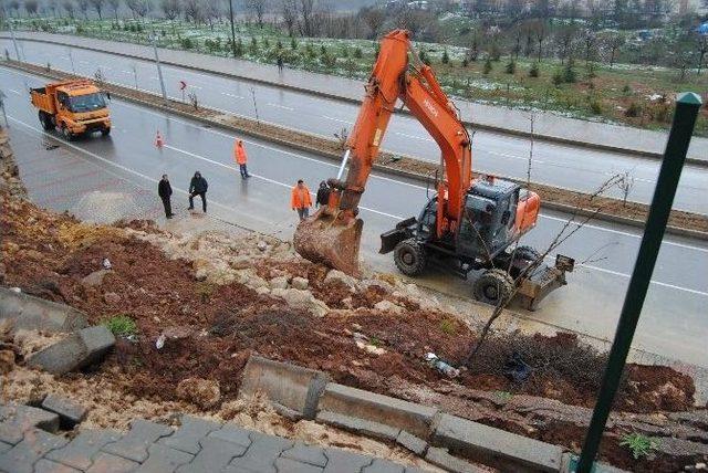 Tunceli’de Hastaneye Giden Yolun Duvarı Çöktü