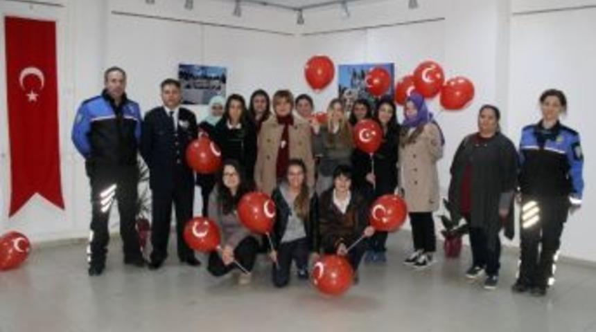 Liseli Gen&ccedil;ler Resim Sergisini Ziyaret Etti