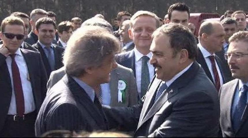 Bakan Eroğlu, &Ouml;nce Fidan Dikti Sonra Ateşin &Uuml;zerinden Atladı