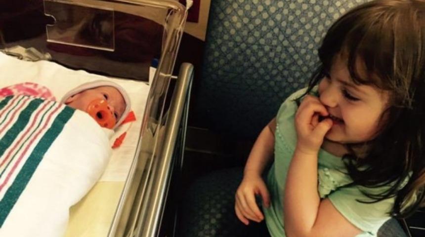 Bebeklerinin ateşi &ccedil;ıktı ve ardından annesi tırnağında &ccedil;ok ilgin&ccedil; bir şey keşfetti!