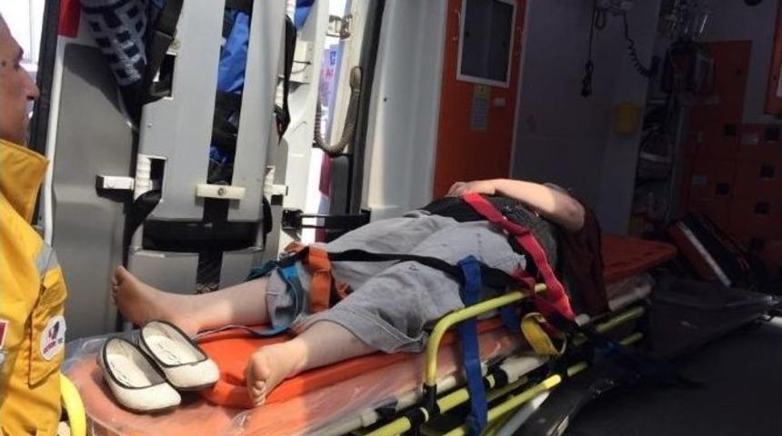 Karşıdan Karşıya Ge&ccedil;em Anne Ve &Ccedil;ocuğuna Otomobil &Ccedil;arptı