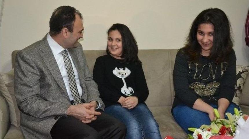 İl Milli Eğitim M&uuml;d&uuml;r&uuml; &Ccedil;andıroğlu&rsquo;ndan G&ouml;rme Engelli &Ccedil;etinkaya&rsquo;nın Evine Ziyaret