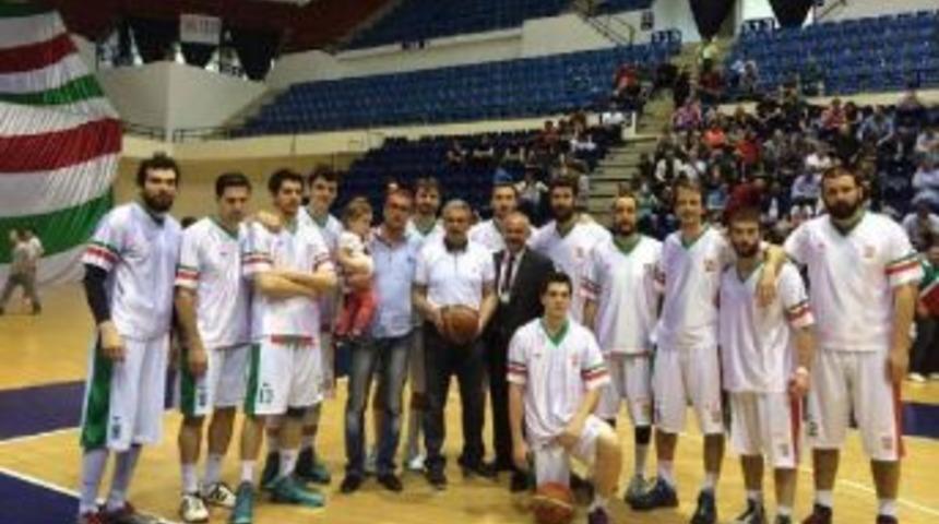İzmir'de Basket Ma&ccedil;ı Skandalı: Salonlar "sirk"lere Kiralandı
