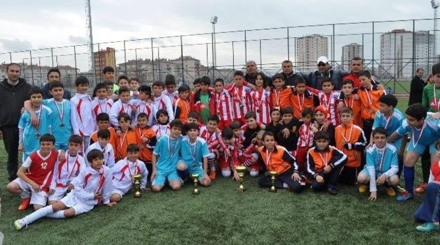 Kayseri Okullu K&uuml;&ccedil;&uuml;kler Futbol Şampiyonası Tamamalandı