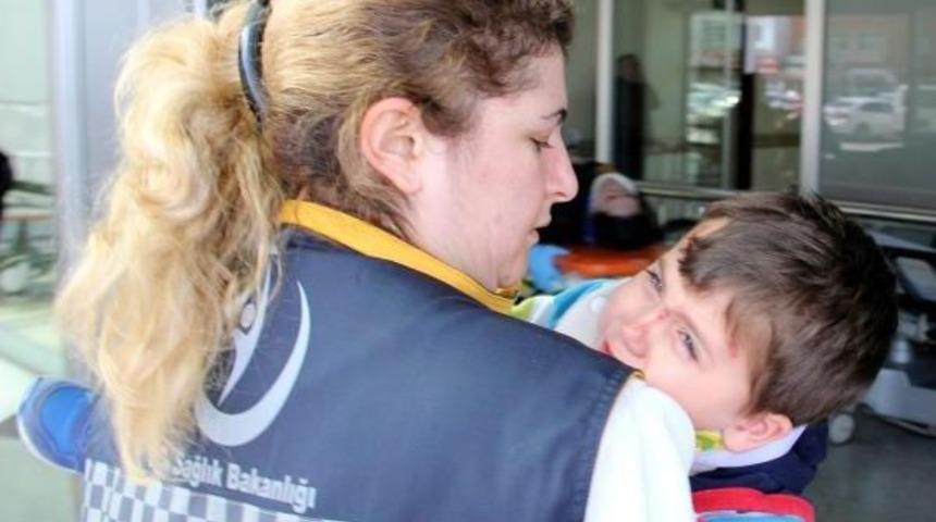 Otomobilin &Ccedil;arptığı Anne Ve Oğlu Yaralandı