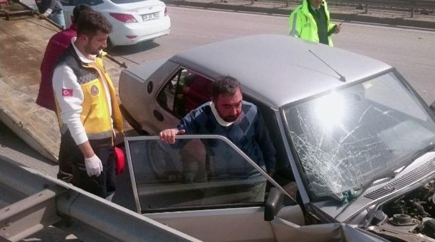 Otomobil Bariyerlere Girdi: 1 Yaralı