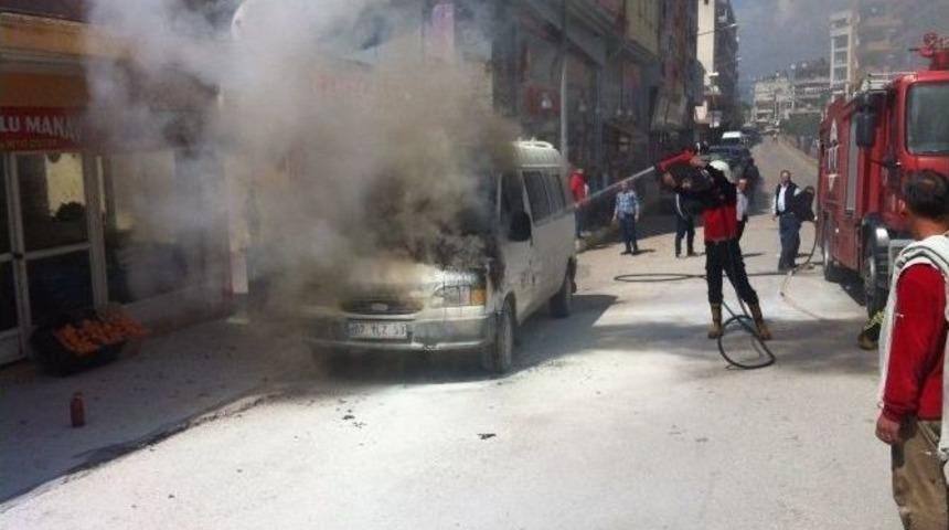 Trafik Işıklarında Bekleyen Minib&uuml;s Alev Aldı