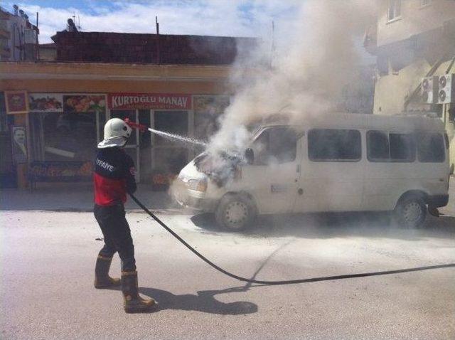 Trafik Işıklarında Bekleyen Minibüs Alev Aldı