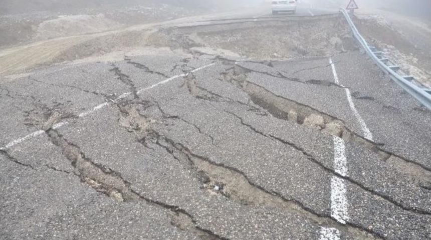 Devrek&rsquo;te &Ccedil;&ouml;ken Yol Onarılmayı Bekliyor