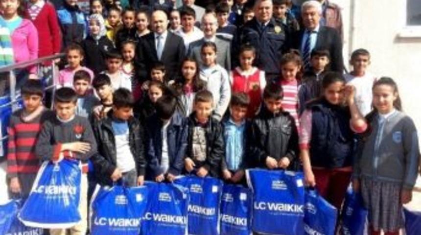 Erzin Emniyetinden &Ouml;ğrencilere Giysi Yardımı