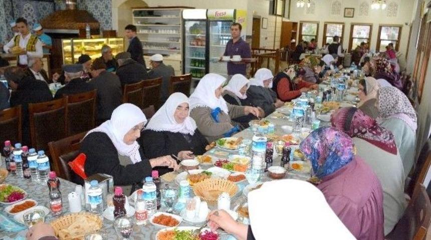Belediyeden Huzurevi Sakinlerine Yemek