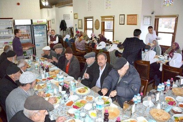 Belediyeden Huzurevi Sakinlerine Yemek