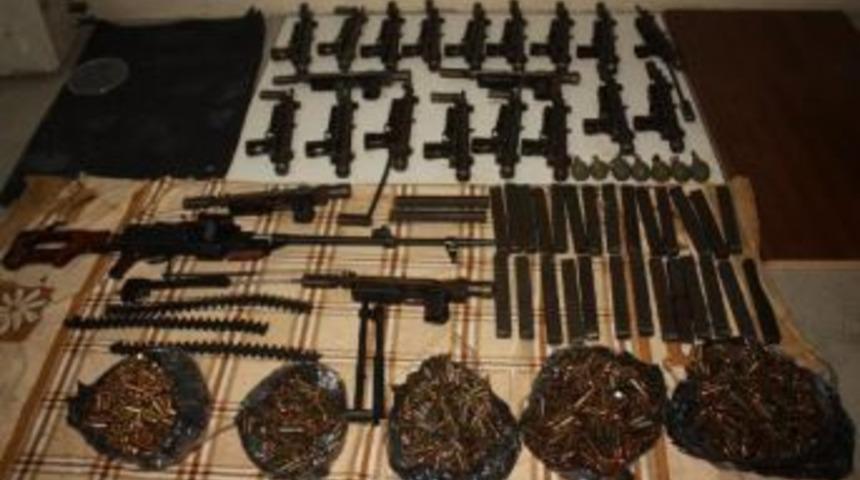 Gebze'de  Ele Ge&ccedil;irilen Cephaneliği Andıran Silahlarla Ilgili 3 Kişi Tutuklandı