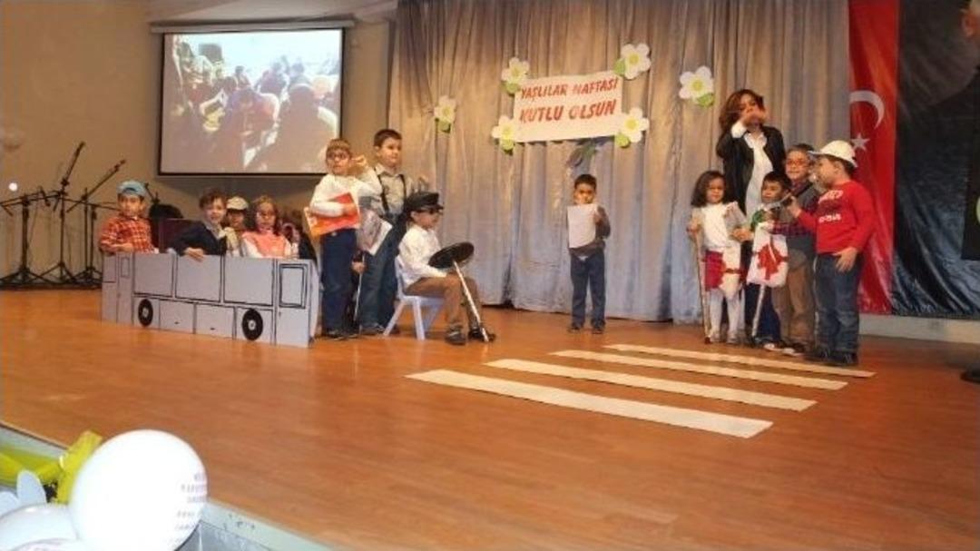 Burhaniye&rsquo;de Yaşlılar Haftasına Sazlı S&ouml;zl&uuml; Kutlama