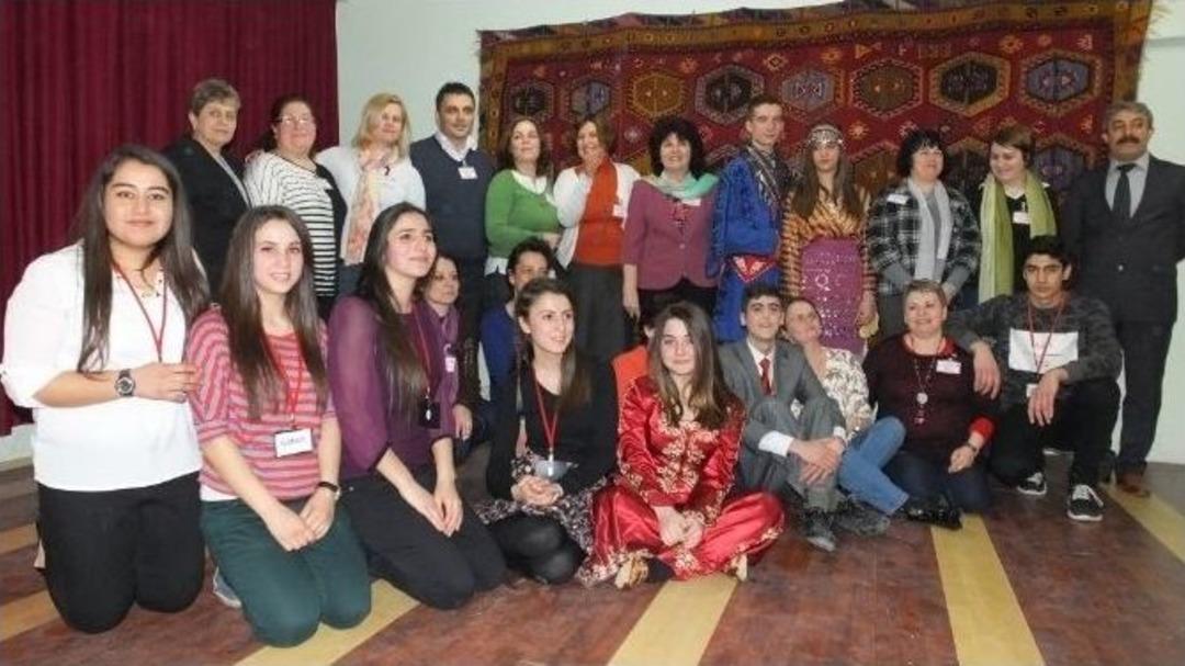 Burhaniye&rsquo;de Yabancı Konuklara Coşkulu Karşılama