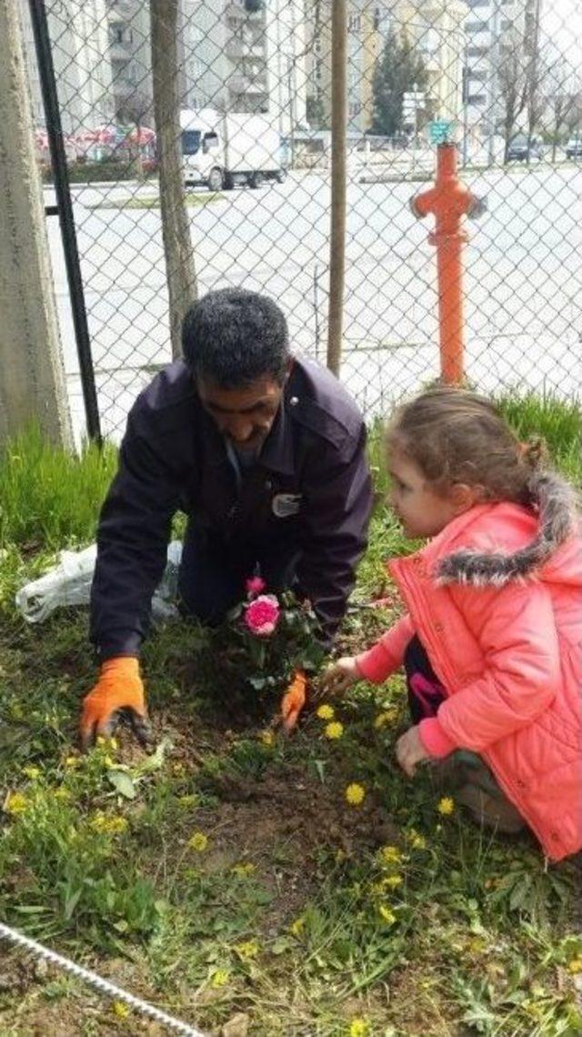 Yunusemre’de Minik Öğrenciler Gül Dikti