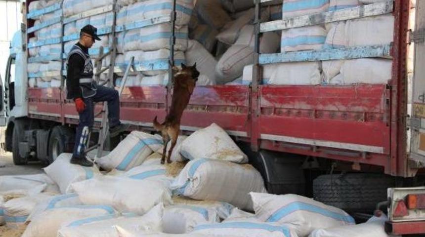 Saman &Ccedil;uvalları Arasından 200 Bin Paket Ka&ccedil;ak Sigara &Ccedil;ıktı