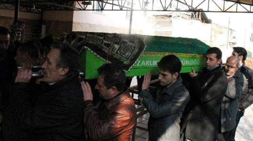 Koca Şiddetinden Dolayı İntihar Eden Gen&ccedil; Kadın Toprağa Verildi