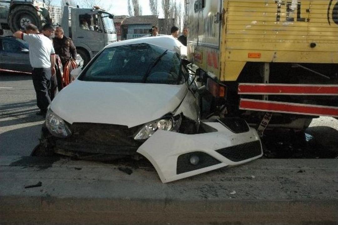 Ankara&rsquo;da İki Otomobil Kamyona &Ccedil;arptı: 2