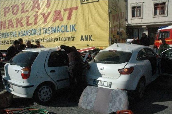 Ankara’da İki Otomobil Kamyona Çarptı: 2 G1