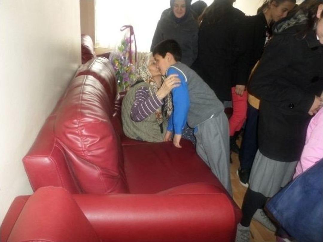 Kazım Erdem &Ccedil;ok Porgramlı Anadolu Lisesi Huzurevi Sakinleri İle Bir Araya Geldi