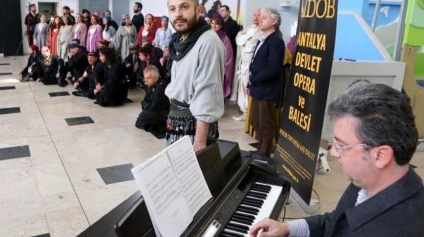 Havalimanında 'flashmob'lu Opera Tanıtımı