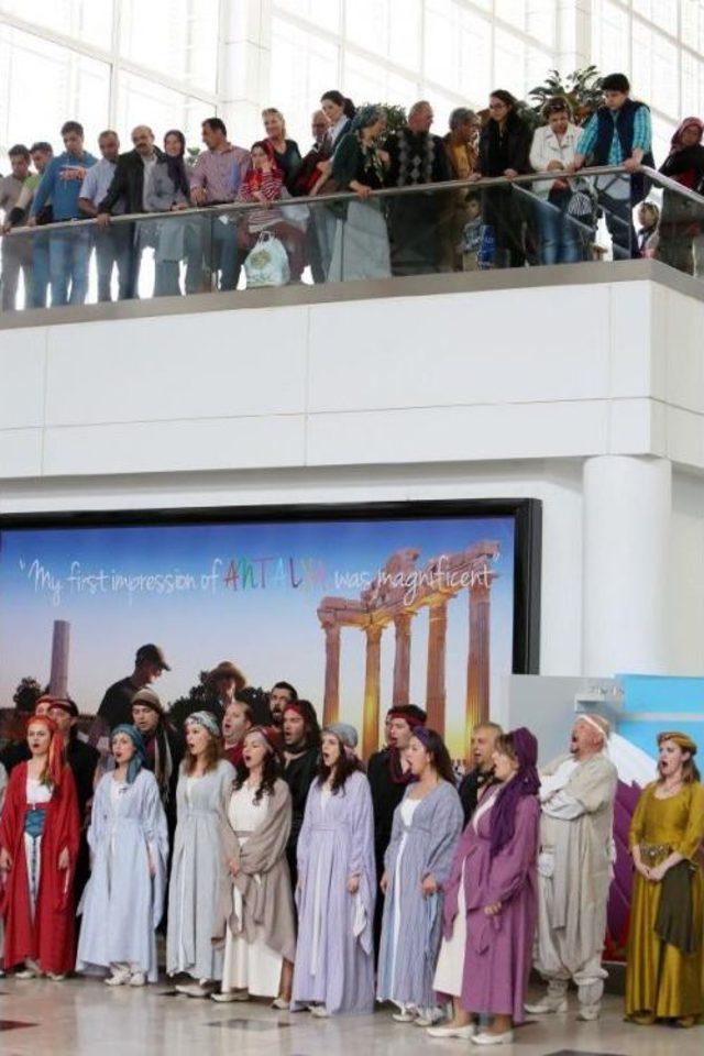 Havalimanında 'flashmob'lu Opera Tanıtımı