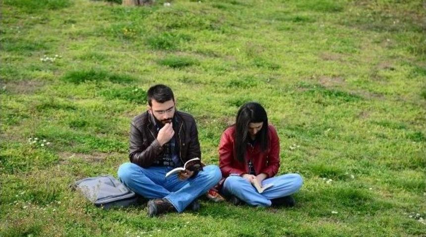 &Ouml;ğrencilerden Kitap Okuma Ve Toplama Etkinliği