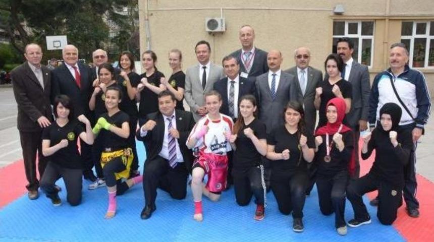 Bu Kızların Karşısına &Ccedil;ıkmak Y&uuml;rek Ister