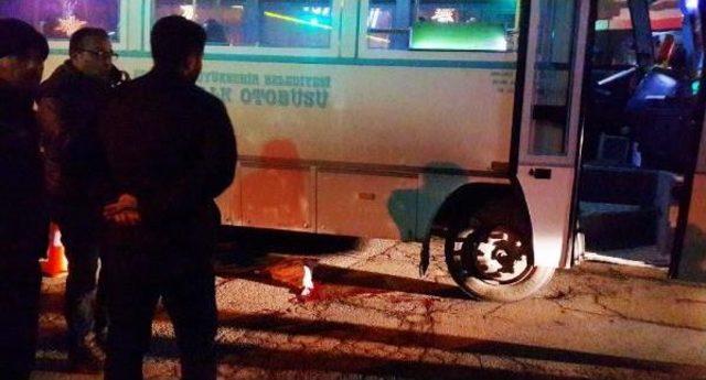 Halk Otobüsü Üniversiteli Kızlara Çarptı, 1 Ölü, 1 Yaralı (Fotoğraflar)