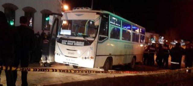 Halk Otobüsü Üniversiteli Kızlara Çarptı, 1 Ölü, 1 Yaralı (Fotoğraflar)