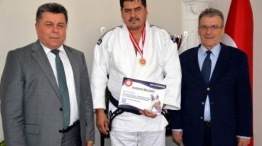 Aydınlı Sporcu Veteranlar Judoda T&uuml;rkiye Şampiyonu Oldu