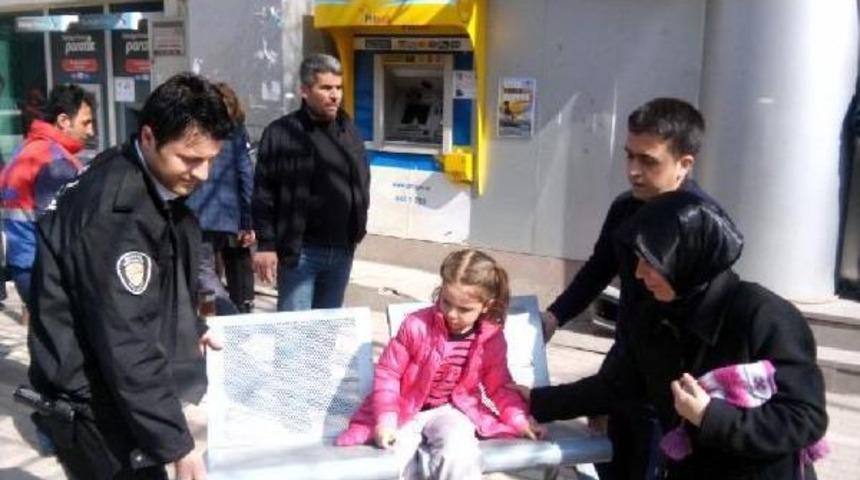 Bacağı Sandalyeye Sıkışan &Ccedil;ocuğu Itfaiye Kurtardı