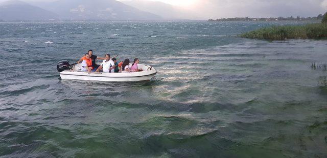 Sürüklenen teknedeki 6 kişiyi, kıyıdaki vatandaşlar kurtardı