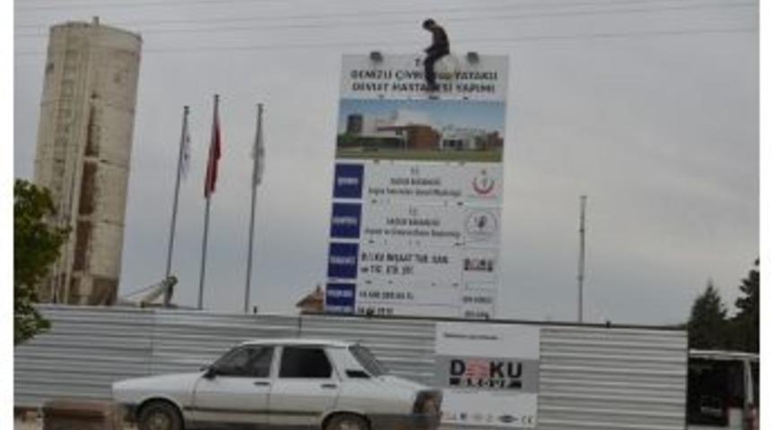 15 Metrelik Pano &Uuml;zerinde &Ouml;l&uuml;mle Dans