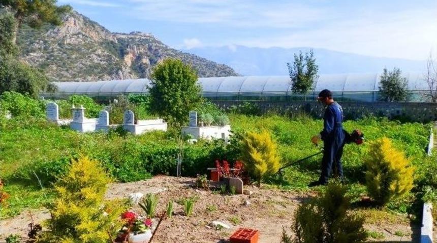 Demre&rsquo;de Mezarlık Bakım &Ccedil;alışmaları Devam Ediyor