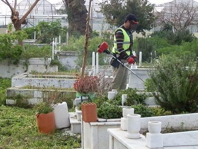 Demre’de Mezarlık Bakım Çalışmaları Devam Ediyor