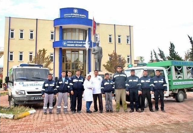 Demre’de Mezarlık Bakım Çalışmaları Devam Ediyor