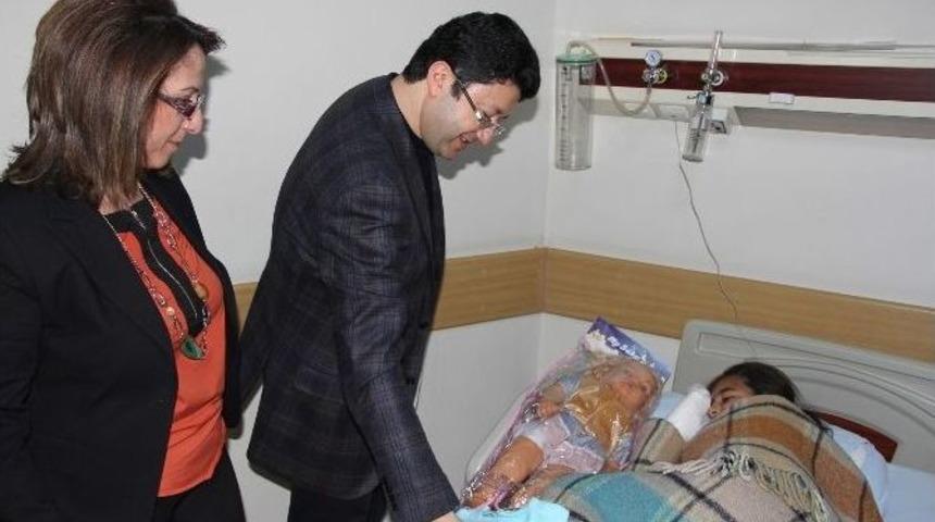 Altı Parmaklı K&uuml;&ccedil;&uuml;k Kız Ameliyat Edildi