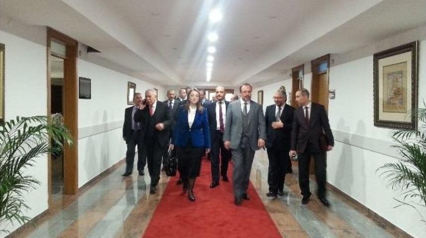 Kud&uuml;s Zirvesi Katılımcılarının Onuruna Diyanet İşleri Başkanlığında Yemek Verildi