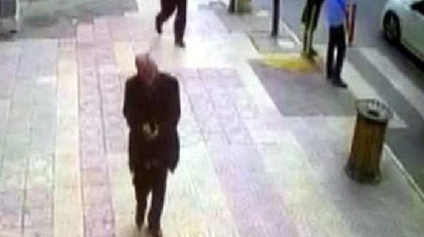 Bulduğu Paranın Sahibine G&uuml;venlik Kamera G&ouml;r&uuml;nt&uuml;s&uuml;nden Ulaştı