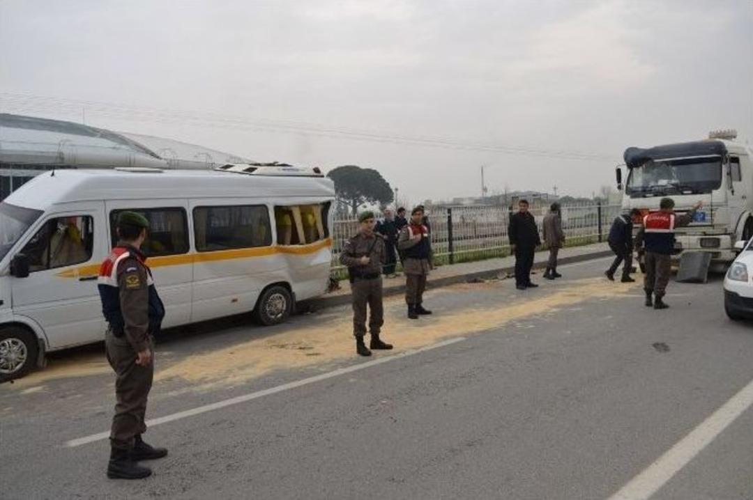 Manisa&rsquo;da Zincirleme Trafik Kazası: 3 Yaralı