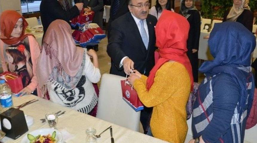 G&uuml;mr&uuml;k&ccedil;&uuml;oğlu&rsquo;ndan Sevgi Evlerinde Kalan &Ccedil;ocuklara Hediye