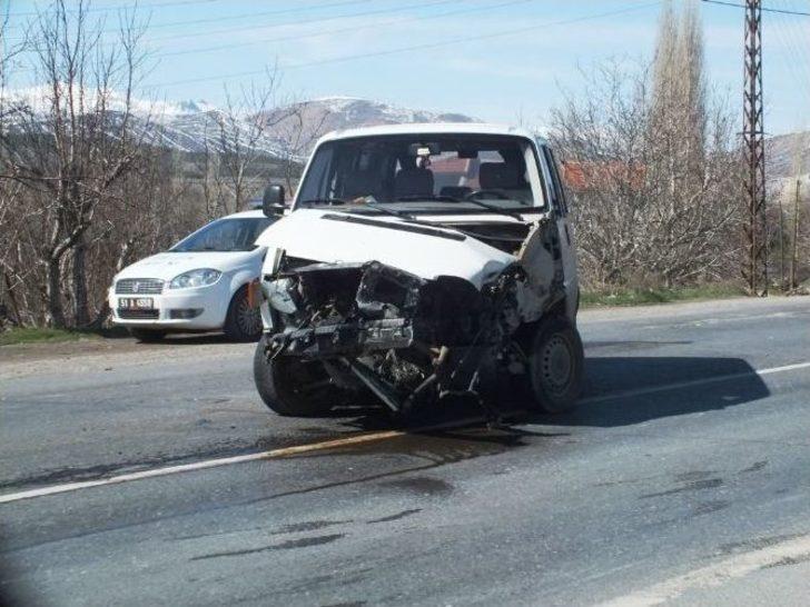 Ulukışla’da Trafik Kazası: 2 Yaralı